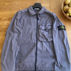 Stone island jacka  - Köpte den på nk men tyvärr i fel storlek därav säljer jag den. Köpte den förra året och inprincip bara vistats i garderoben. Nypris runt 3100-3200