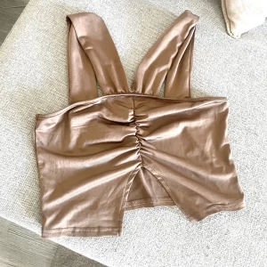 Topp - Supersnygg brun topp storlek S, helt oanvänd 