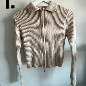 Beige tröja  - Använd 1 gång.