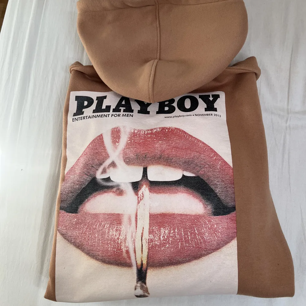 Beige Playboy hoodie från missguided  Storlek 36. Hoodies.