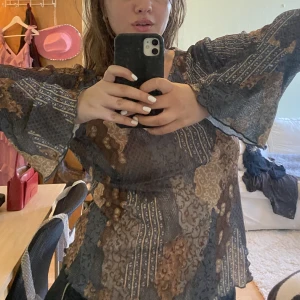 Vintage blus i otroligt mönster - En riktigt vacker blus i ett otroligt mönster. Armarna är väldigt fina.