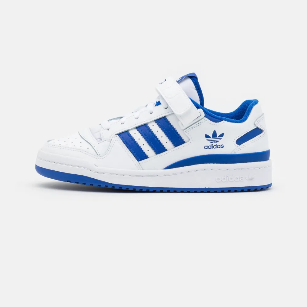 Säljer mina Adidas Forum blue and White som knappt blivit använda. Köpta förra sommaren. Mycket fint skick! Storlek 35.5. Skor.