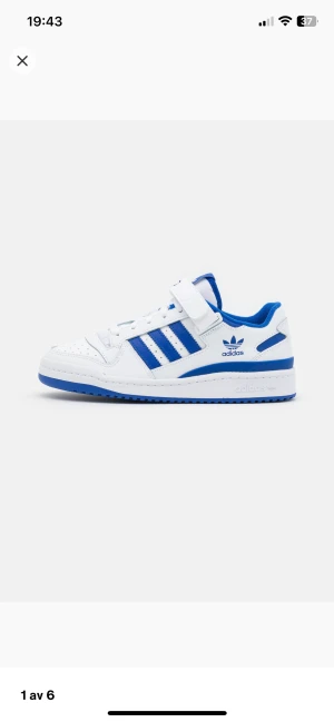 Adidas forum  - Säljer mina Adidas Forum blue and White som knappt blivit använda. Köpta förra sommaren. Mycket fint skick! Storlek 35.5