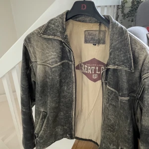 VINTAGE skinnjacka! - Skitcool skinnjacka som är vintage. Äkta läder och stl L, passar även M/S som en oversized fit.