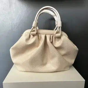 Superfin liten väska från Fashion Nova, knappt använd!
