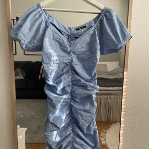 Sommarklänning - Superfin klänning som TYVÄRR sitter lite för tajt på mig. Endast testad och lappar kvar, jag är bara för slarvig för att lämna tillbaka 😭hojta till så fixar jag fler bilder!!!
