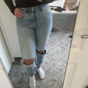 Snygga jeans med slitningar på benen✨✨