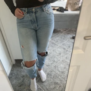 Jeans - Snygga jeans med slitningar på benen✨✨