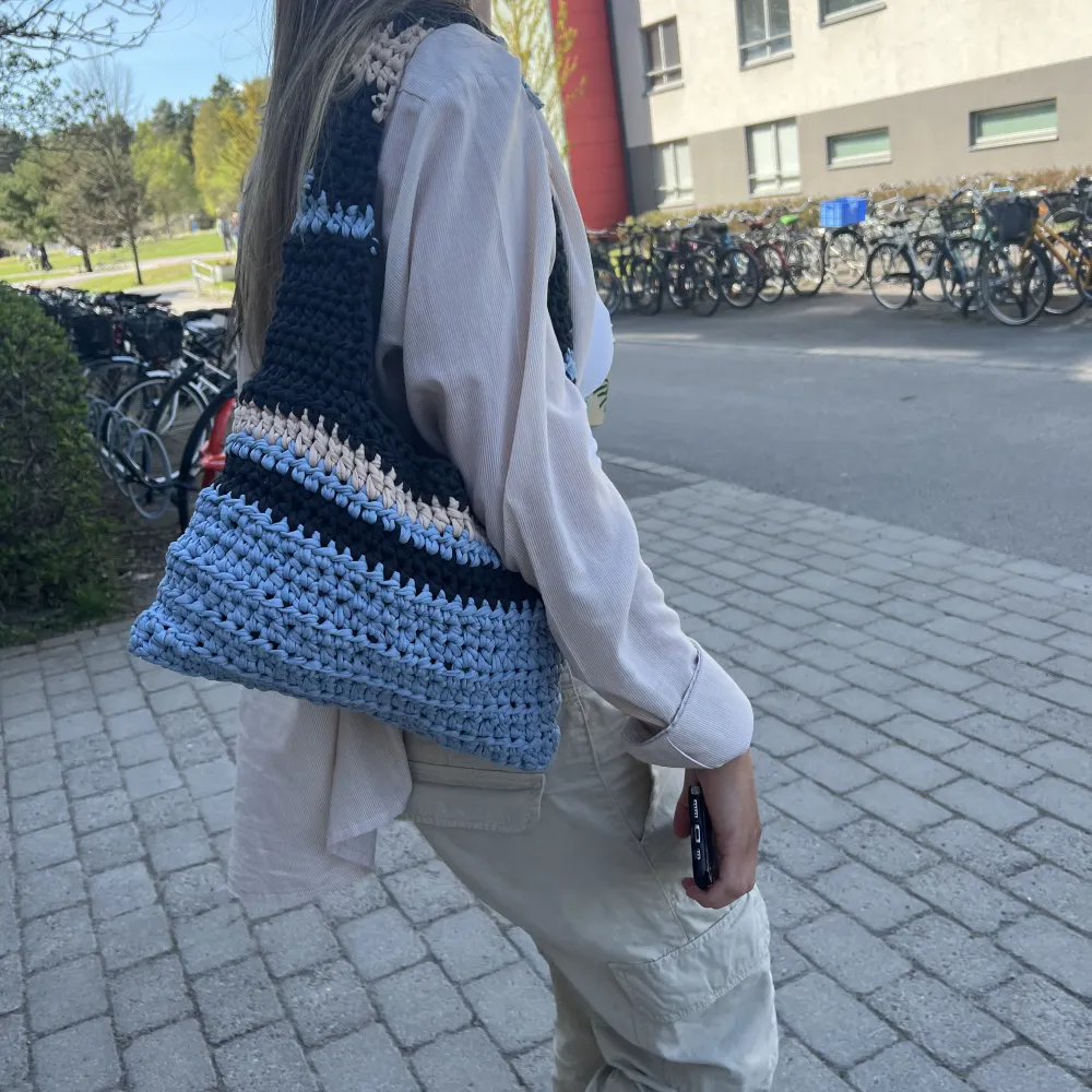 Virkade denna väska med återvunnet garn som passar perfekt till både jeans eller en neutral outfit! . Väskor.