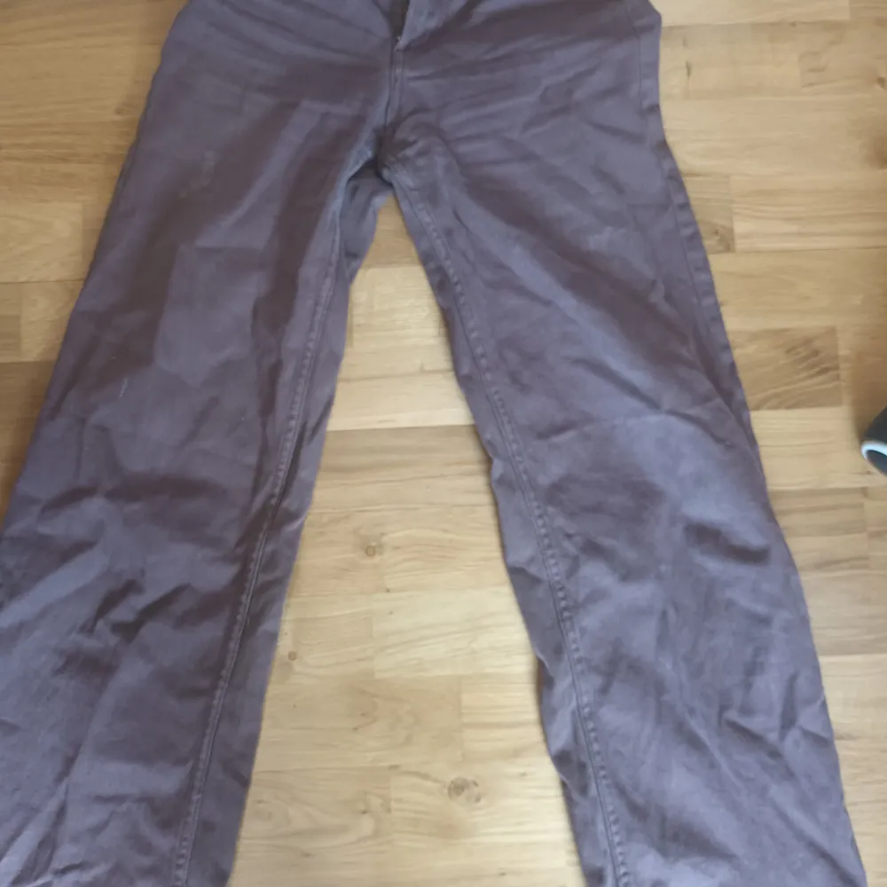 Två par gröna och bruna jeans i storleken 32 man kan även köpa jensen försej men det kostar 300 kr styck isåfall🥰. Jeans & Byxor.