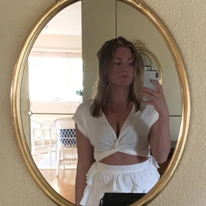 Vit topp - Vit gullig sommar topp! Material: 40% linne 40% viskos 18% polyamid 2% elastan