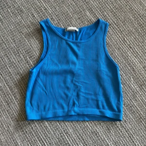 Linne - Sött blått linne från pull&bear som inte används längre💕jätte fint till sommaren och har inga defekter! Hör av er vid frågor eller vid köp!