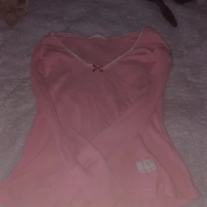Snygg långärmad rosa tröja❤️ - Från odd molly, säljer den pgr av att den inte används och är för liten för mig. Passar förmodligen till s och xs. Vi står för frakten🫶🏻 stil:stocholmstil❤️