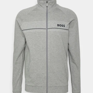 Boss tröja  - Boss tröja som knappt är använd säljes ny pris är 1059kr 