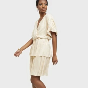 Klänning - Säljer denna as snygga champagne klänningen, som passar perfekt till de finare tillfällena! Klänningen är champagne färgad.