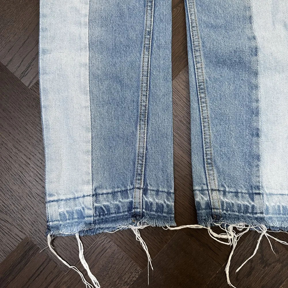 Säljer dessa mango jeans då dom är för små för mig i storlek 34. Har slitningar längst ner. Jeans & Byxor.