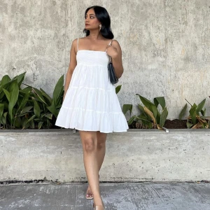 VIT KLÄNNING ZARA🤍🤍🤍 - Sååå fin klänning från Zara!!! Finns ej längre att köpa på hemsidan/ butik. Perfekt till student/skolavslutning/midsommar 🌸🌺🇸🇪 Storlek S passar XS/S pga justerbara band!!! 🥰