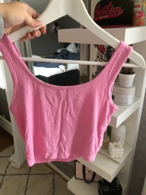 Rosa topp - Rosa tight topp ifrån monki, köptes i vintras. Storlek: S, köparen står alltid för frakten🫶🏼🤍