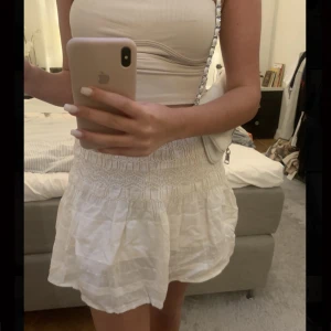 ZARA KJOL - Söt sommarkjol från Zara i storlek XS men skulle lätt passa en S och M pga stretchen. Kjolen är näst intill oanvänd och säljs för 150kr +frakt🤍 