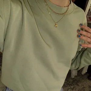 Tröja  - Ljusgrön sweatshirt från Monki, som nyskick! Skriv gärna vid intresse. Frakt tillkommer ☺️