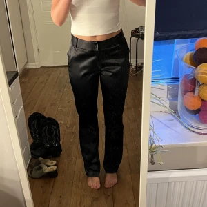 Kostymbyxor - Sjukt snygga kostymbyxor i lite tjockare silkesmaterial, det står ingen storlek men jag är 170 cm lång och har storlek S/M