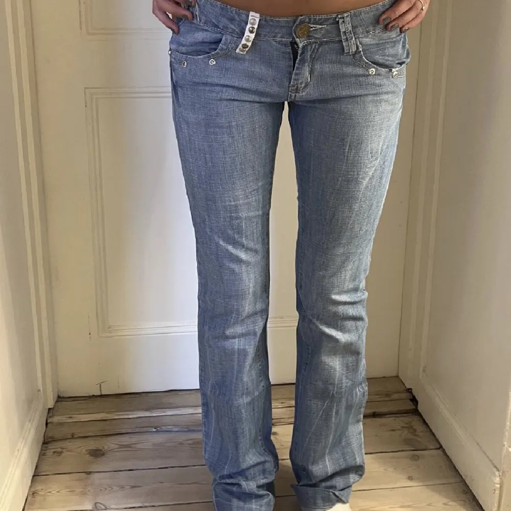 Säljer dessa så snygga unika jeans. Passar mig perfekt som vanligtvis brukar ha s. . Jeans & Byxor.