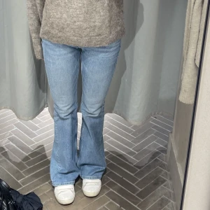 Blåa low waist bootcut jeans från Weekday - Säljer dessa blåa low waist bootcut jeans från Weekday. Storlek 26/32. Lite slitningar längt nere vid hälen, men annats bra skick!💕