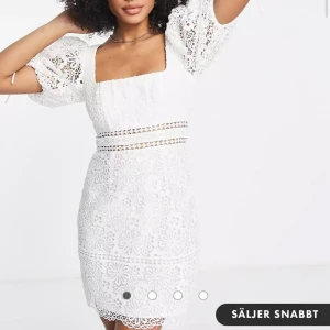 Studentklänning - Studentklänning från Asos i helt nyskick! Säljer på grund av att jag hittade en annan. I storlek 40 men passar mig som är en 38. Priset kan diskuteras, vill gärna bli av med den! Nypris 1069 kr