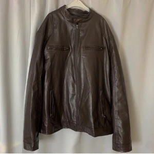 Brun Läderjacka - En brun oversize läder jacka!! Bra skick. Den är i XL men passar M-L beror på hur man vill att jackan ska sitta!