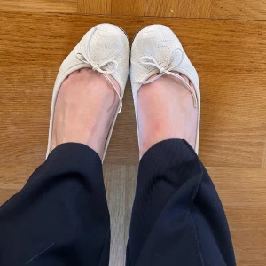 Gucci ballerinaskor  - Säljer dessa så fina ballerinaskor från Gucci🤍 så fina men för små för mig. Köpta på vestaire💕