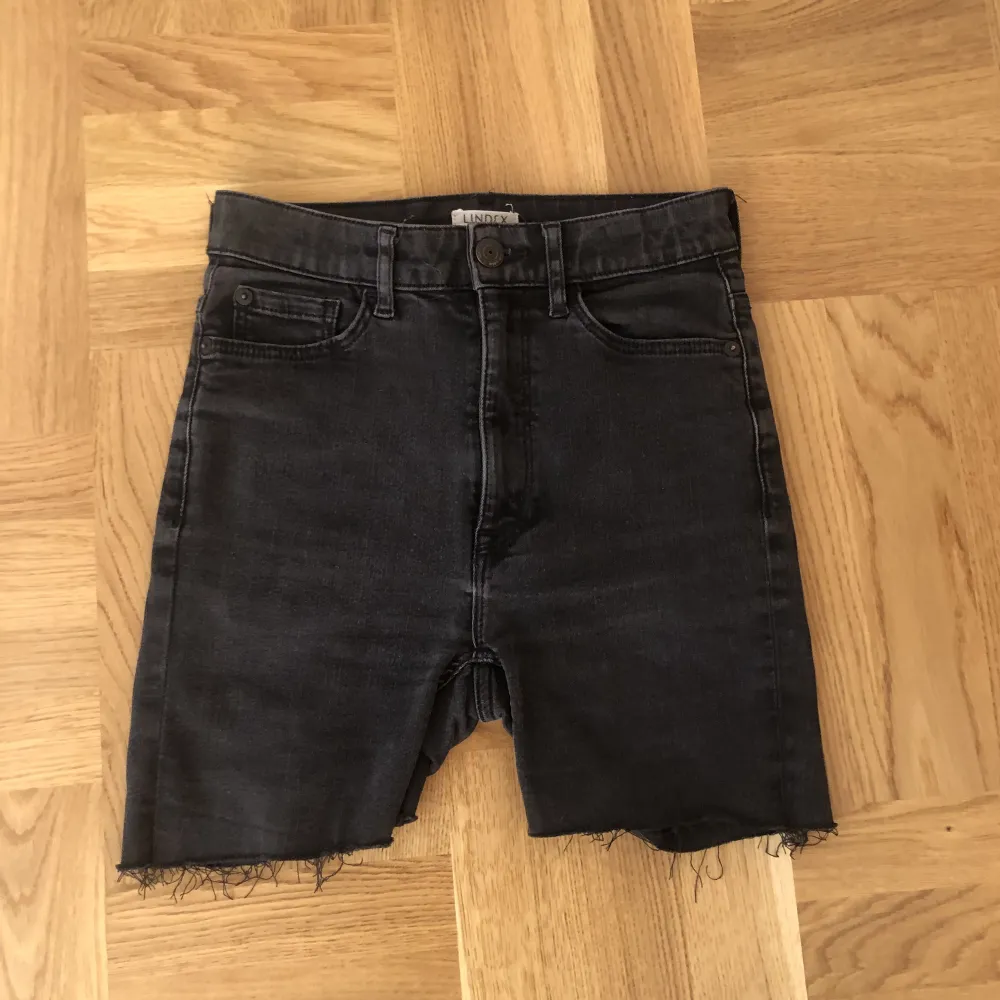 Svarta shorts som egentligen är ett par gamla jeans som jag klippt av. De kostade 500kr när jag köpte dem. Säjer dem då de är lite små för mig. Shorts.