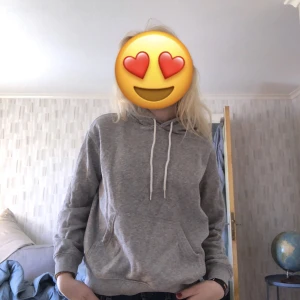 Grå hoodie - Grå basic hoodie från hm. Andvänder den inte eftersom den inte riktigt är min stil.