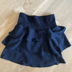 Mörkblå volangkjol  - Mörkblå volangkjol i storlek XS, kjolen är stretchig så den passar mig som brukar ha S. Knappt använd så i fint skick. Vid många intresserade blir det budgivning 💖