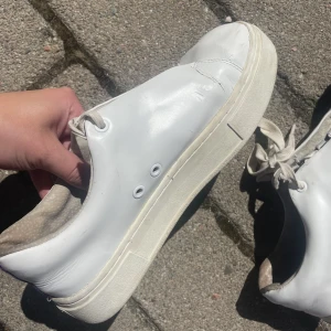 Eytys  - Använder aldrig längre, de är använda men fortfarande världens skönaste sko! Därav priset🥰