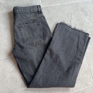 Mörkgrå Jeans  - Jeans från zara i ett vädligt bra skick! Lite fransiga nedtill 