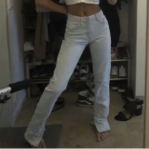 Zara jeans med slits  - Jeans med slits från zara perfekt färg nu till våren och sommaren❤️avklippta för att passa någon som är runt 160+-