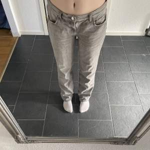 Gråa low waist jeans från Gina storlek 40. Använda fåtal gånger. Bara att skriva för fler bilder. Säljer då dem är för stora på mig! Nypris 500.