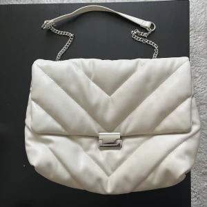 Vit väska - Från Zara, använd några gånger 