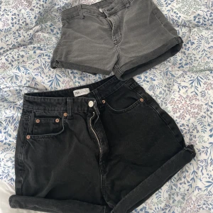 Zara och H&M shorts 🪩 - De svarta shortsen är från Zara och de gråa från H&M 🪩  Gråa - storlek 36 Svarta- storlek 36  50 kr st