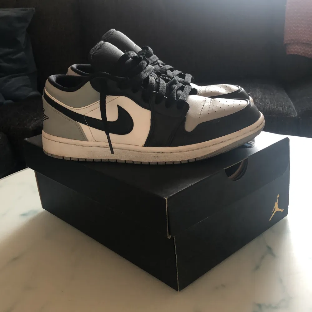 Pris kan diskuteras  Jordan 1 low storlek 41 (original box ingår) skorna köptes på restock och går för 2500-3000kr(Färg) shadow toe Knappt använd och är lite creasade  Fräscha skor utan skador . Skor.