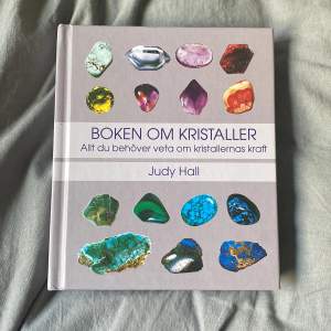”Boken om kristaller, allt du behöver veta om kristallernas kraft”
