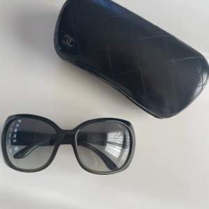 Chanel solglasögon köpta på Vestiaire