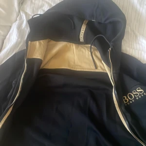 Hugo boss kofta  - Jag säljer min Hugo boss kofta eftersom jag längre inte har användning för den. Den är i storlek M-L och köptes in för ca 3 månader sedan. Bara att höra av sig vid intresse