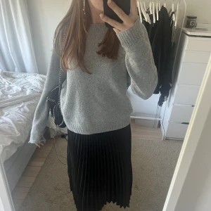 Kjol - En super fin lång kjol som man kan både använda högmidjat och lågmidjat🫶🏻perfekt till sommaren ☀️pris kan diskuteras (pris+frakt) 💕