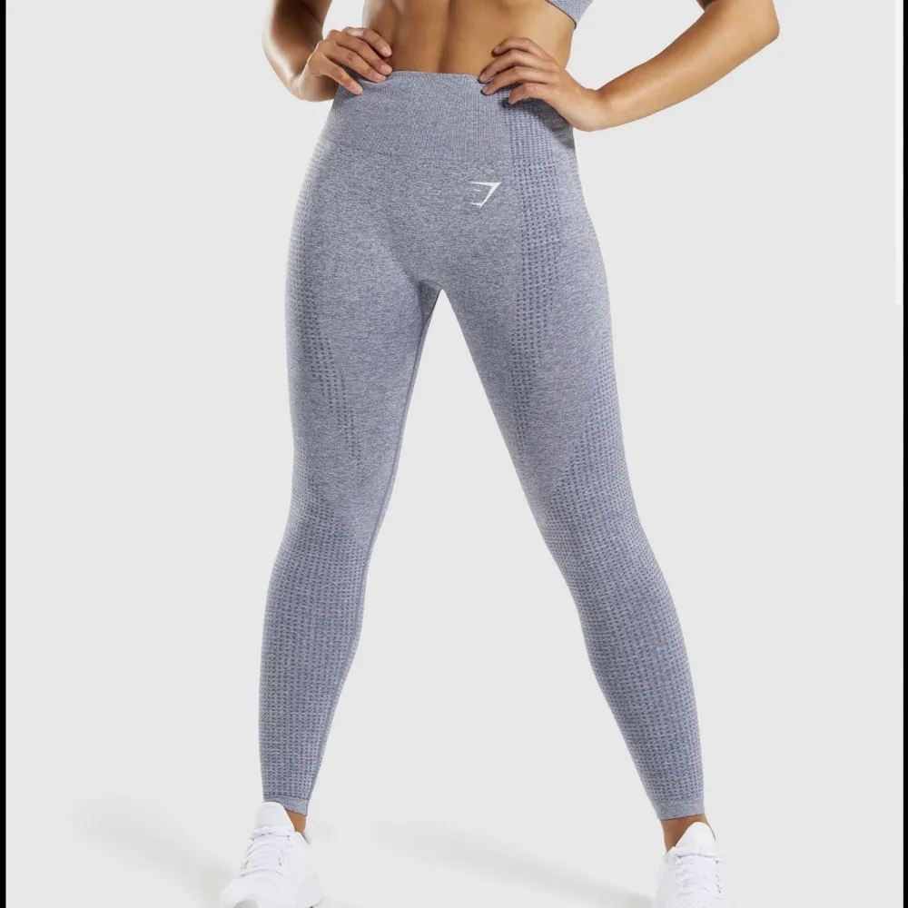 Superfina tights från gymshark i storlek xs men passar även s. Färgen heter ”blue steel” och är den äldre modellen av vital seamless från gymshark. . Jeans & Byxor.