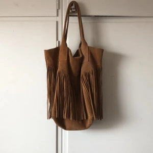 Handväska medium - Medelstor handväska köpt i grekland på en marknad. Vet ej säkert om det är äkta skinn men troligtvis inte. Passar perfekt till skorna med fransar jag har i en annan annons😍