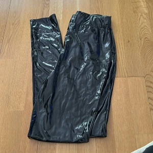 Latex byxa - Oandvända latex byxor, svårt o få bild på dom! Långa i benen