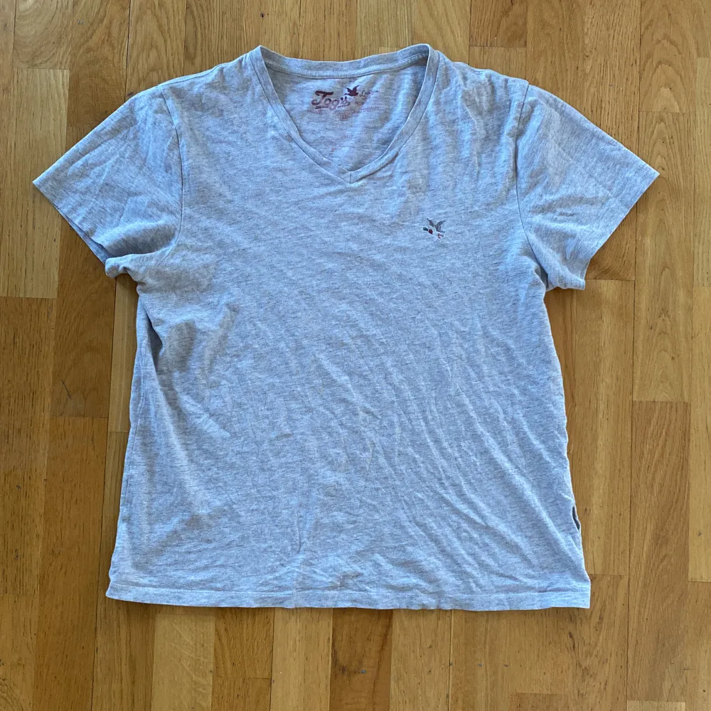 Lätt t-shirt i bomull med broderad detalj i storlek M från märket Togs. . T-shirts.