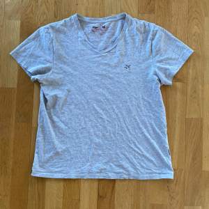 Lätt t-shirt i bomull med broderad detalj i storlek M från märket Togs. 