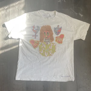 Bladee exeter tröja - Feeet bladee merch köpt på ett gammalt drop. Riktigt härliga färget till sommaren. Skriv för mer bilder!!